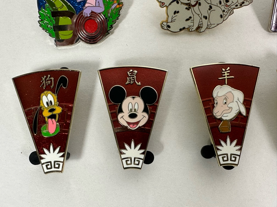 Large Lot Of Disney Trading Pins, 2005 Disneyland Passport Guide, Disney Buttons And Walt Disney's Carolwood Barn Griffith Park, CA Commemorative Medal - See Photos [Photo 2]