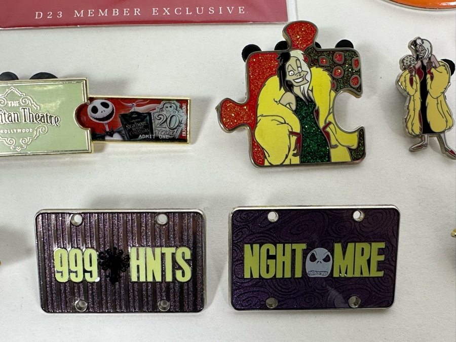 Large Lot Of Disney Trading Pins, 2005 Disneyland Passport Guide, Disney Buttons And Walt Disney's Carolwood Barn Griffith Park, CA Commemorative Medal - See Photos [Photo 11]