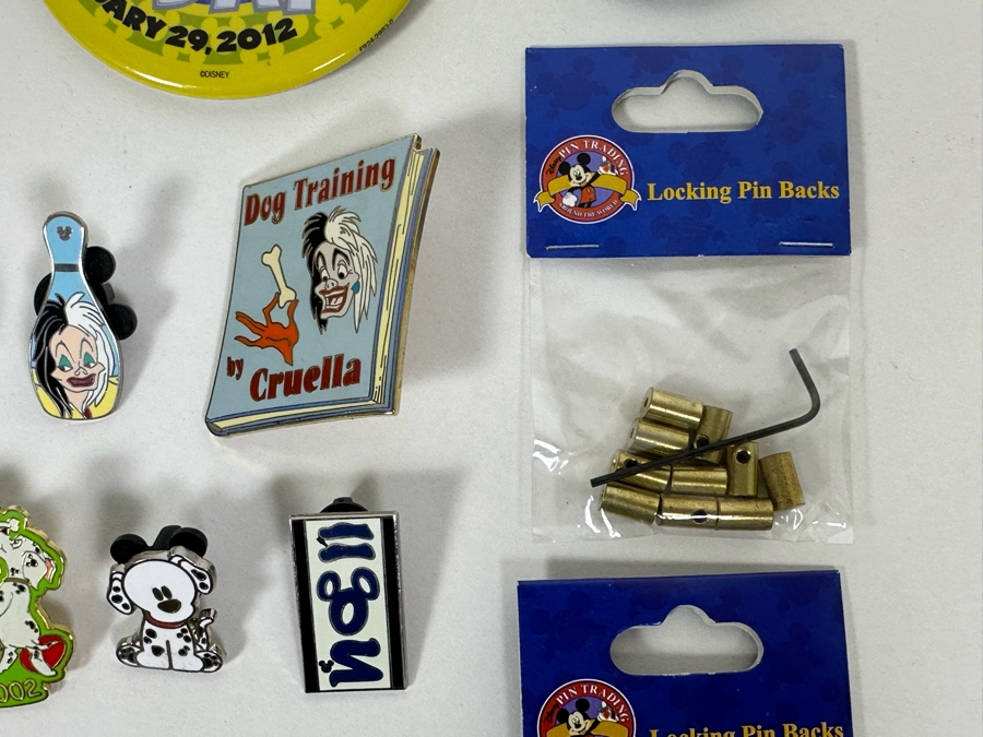 Large Lot Of Disney Trading Pins, 2005 Disneyland Passport Guide, Disney Buttons And Walt Disney's Carolwood Barn Griffith Park, CA Commemorative Medal - See Photos [Photo 8]