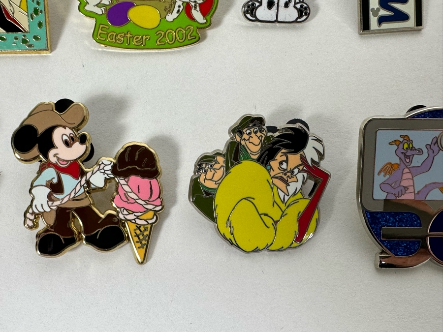 Large Lot Of Disney Trading Pins, 2005 Disneyland Passport Guide, Disney Buttons And Walt Disney's Carolwood Barn Griffith Park, CA Commemorative Medal - See Photos [Photo 5]