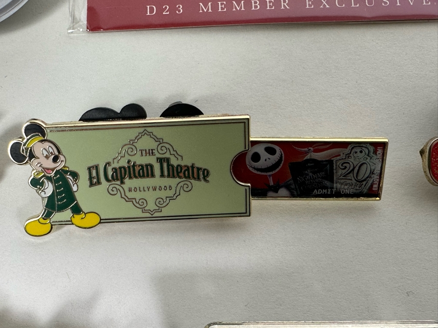 Large Lot Of Disney Trading Pins, 2005 Disneyland Passport Guide, Disney Buttons And Walt Disney's Carolwood Barn Griffith Park, CA Commemorative Medal - See Photos [Photo 12]