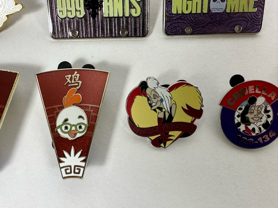 Large Lot Of Disney Trading Pins, 2005 Disneyland Passport Guide, Disney Buttons And Walt Disney's Carolwood Barn Griffith Park, CA Commemorative Medal - See Photos [Photo 3]