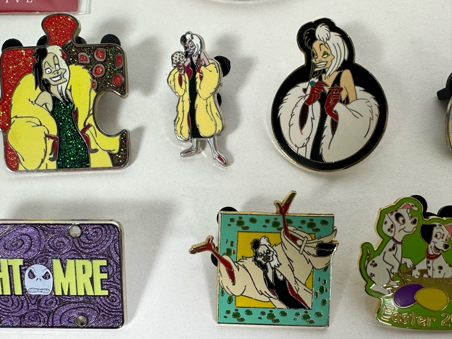 Large Lot Of Disney Trading Pins, 2005 Disneyland Passport Guide, Disney Buttons And Walt Disney's Carolwood Barn Griffith Park, CA Commemorative Medal - See Photos [Photo 10]