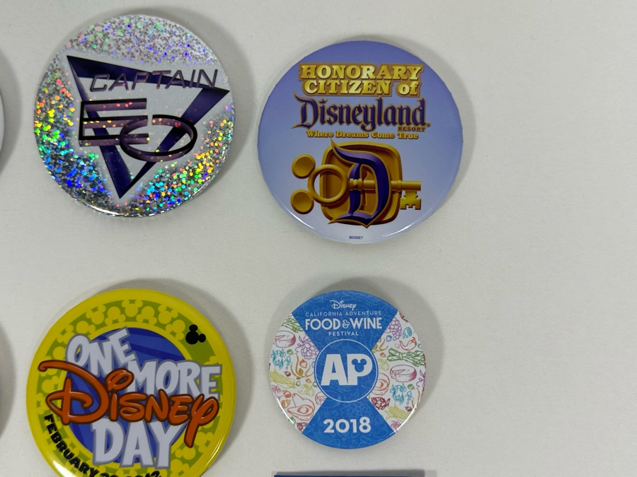 Large Lot Of Disney Trading Pins, 2005 Disneyland Passport Guide, Disney Buttons And Walt Disney's Carolwood Barn Griffith Park, CA Commemorative Medal - See Photos [Photo 19]