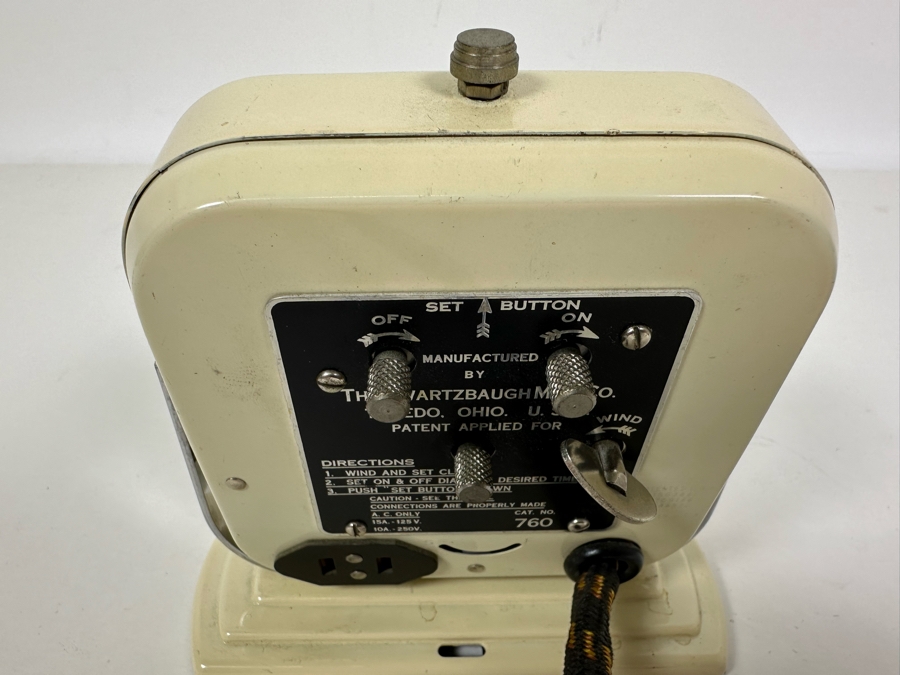 Vintage Art Deco Everhot Kitchen Timer Mechanical Clock By The Swartzbaugh Mfg Co Has Electrical Outlet For Turning On Appliance Working 5W X 2.5D X 5H [Photo 8]