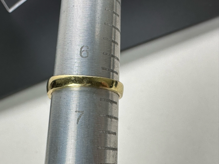 14K Gold Tanzanite Ring Set With 6 Round Brilliant Diamonds Est. .12cttw Tanzanite 6mm X 4mm 3.4g Size 6.5 Estimated Fair Market Value $500 Retail Value $1,500 [Photo 11]