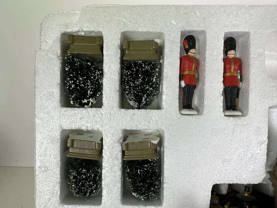 The Heritage Village Collection Dickens' Village Series Limited Edition 1996 'Ramsford Palace' Department 56 [Photo 7]