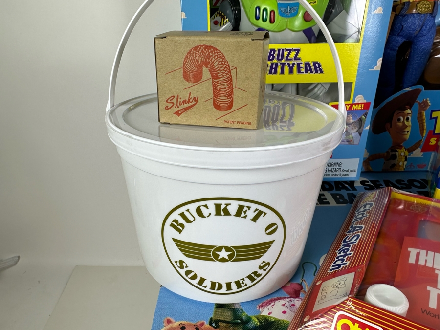 Original Toy Story Movie Promotional Marketing Box Of Toys Including Talking Woody Doll, Buzz Lightyear, Slinky, Etch A Sketch, Plastic Toy Soldiers & Mr. Potato Head 18 X 17 X 11 [Photo 15]