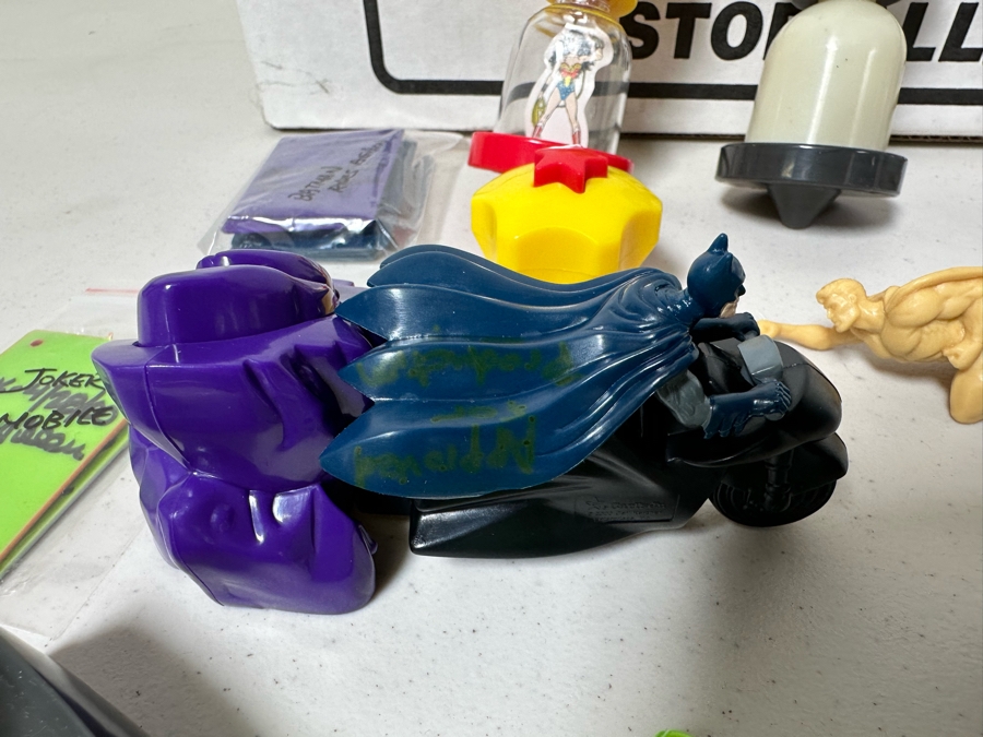 DC Comics Super Heroes Superman, Batman, The Joker & Wonder Woman Carl's Jr. / Hardee's Happy / Kid's Meal Toys Project Box With Prototype Toy Samples Cool Kids Designed By The CDM Company 2000 - See Photos For Additional Items Inside Box [Photo 11]