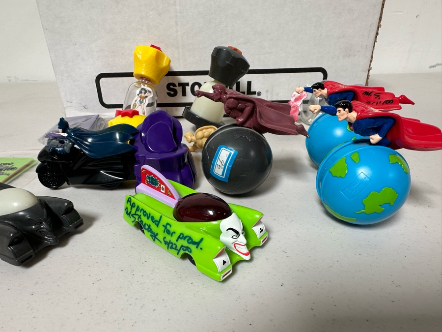 DC Comics Super Heroes Superman, Batman, The Joker & Wonder Woman Carl's Jr. / Hardee's Happy / Kid's Meal Toys Project Box With Prototype Toy Samples Cool Kids Designed By The CDM Company 2000 - See Photos For Additional Items Inside Box [Photo 31]