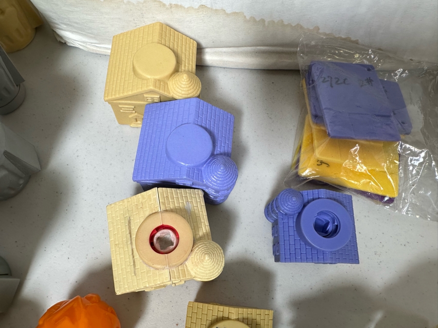 Phantom Investigators Animated TV Series Carl's Jr. / Hardee's Happy / Kid's Meal Toys Project Box With Prototype Toy Samples Cool Kids Designed By The CDM Company 2002 [Photo 18]