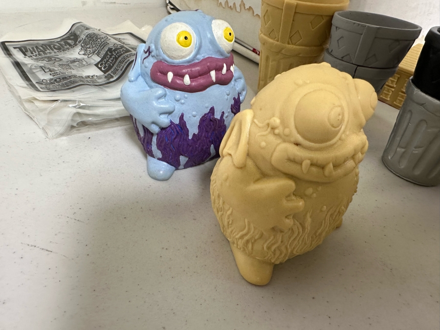 Phantom Investigators Animated TV Series Carl's Jr. / Hardee's Happy / Kid's Meal Toys Project Box With Prototype Toy Samples Cool Kids Designed By The CDM Company 2002 [Photo 3]