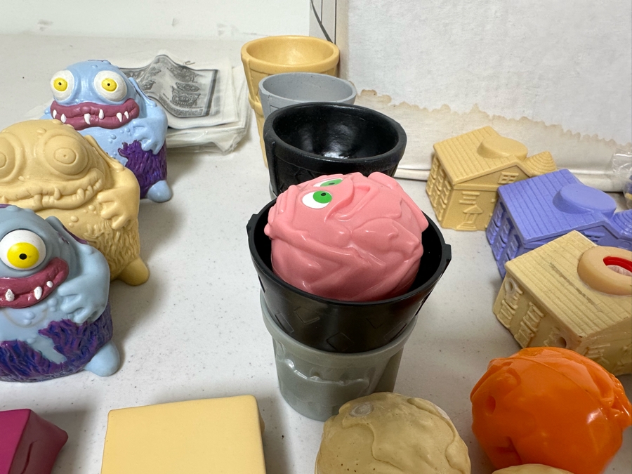 Phantom Investigators Animated TV Series Carl's Jr. / Hardee's Happy / Kid's Meal Toys Project Box With Prototype Toy Samples Cool Kids Designed By The CDM Company 2002 [Photo 6]