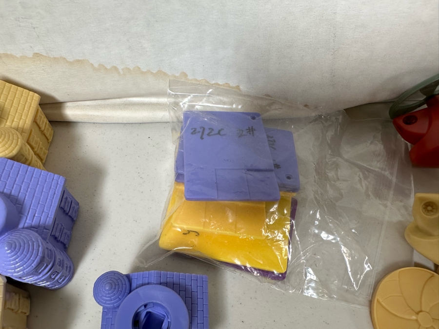 Phantom Investigators Animated TV Series Carl's Jr. / Hardee's Happy / Kid's Meal Toys Project Box With Prototype Toy Samples Cool Kids Designed By The CDM Company 2002 [Photo 19]