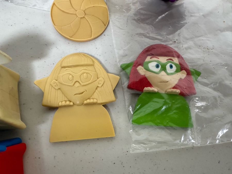 Phantom Investigators Animated TV Series Carl's Jr. / Hardee's Happy / Kid's Meal Toys Project Box With Prototype Toy Samples Cool Kids Designed By The CDM Company 2002 [Photo 11]