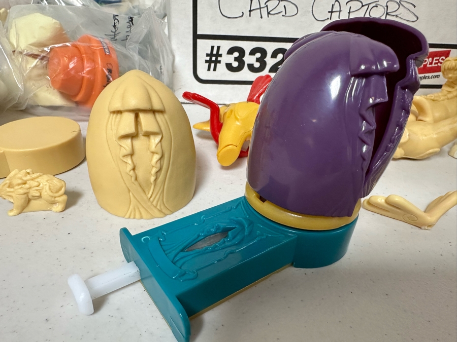 Cardcaptor Sakura Japanese Manga Carl's Jr. / Hardee's Happy / Kid's Meal Toys Project Box With Prototype Toy Samples Cool Kids Designed By The CDM Company 2002 [Photo 5]