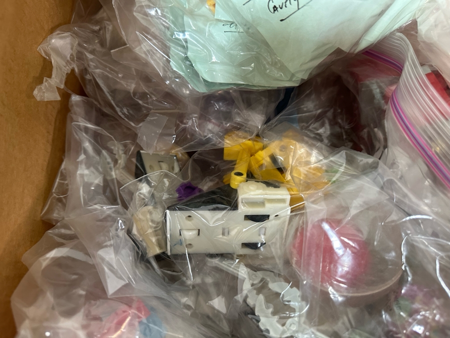 Robotic Racers Carl's Jr. / Hardee's Happy / Kid's Meal Toys Project Box With Prototype Toy Samples Cool Kids Designed By The CDM Company 2002 [Photo 14]