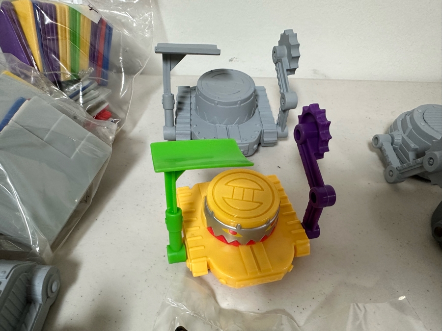 Robotic Racers Carl's Jr. / Hardee's Happy / Kid's Meal Toys Project Box With Prototype Toy Samples Cool Kids Designed By The CDM Company 2002 [Photo 3]