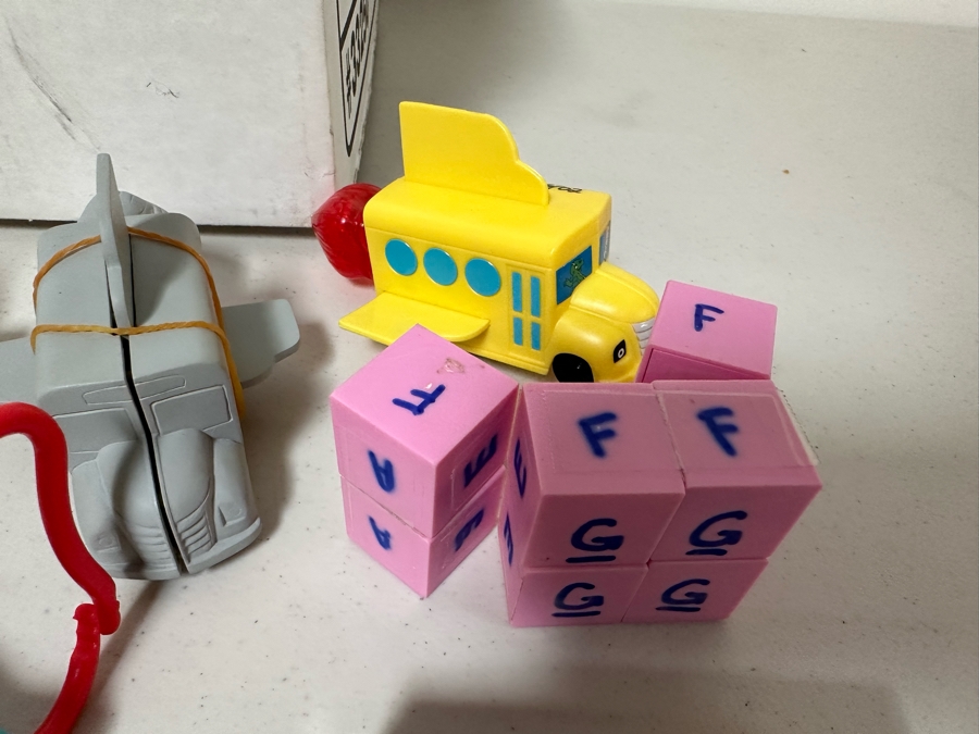 Scholastic's The Magic School Bus Carl's Jr. / Hardee's Happy / Kid's Meal Toys Project Box With Prototype Toy Samples Cool Kids Designed By The CDM Company 2002 [Photo 13]