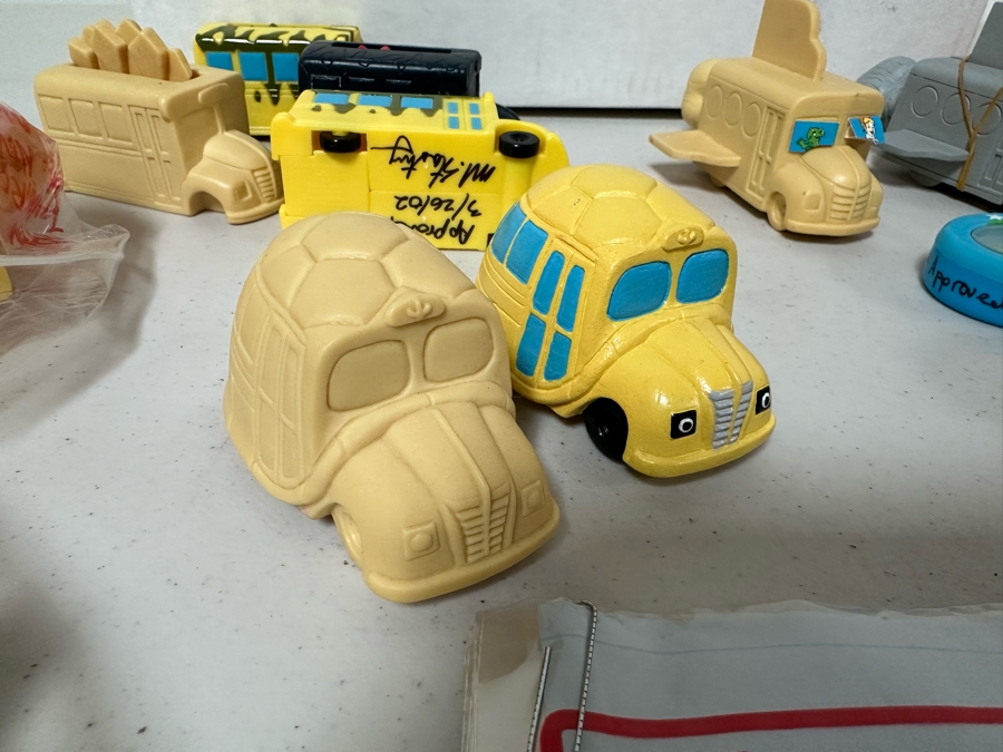 Scholastic's The Magic School Bus Carl's Jr. / Hardee's Happy / Kid's Meal Toys Project Box With Prototype Toy Samples Cool Kids Designed By The CDM Company 2002 [Photo 3]
