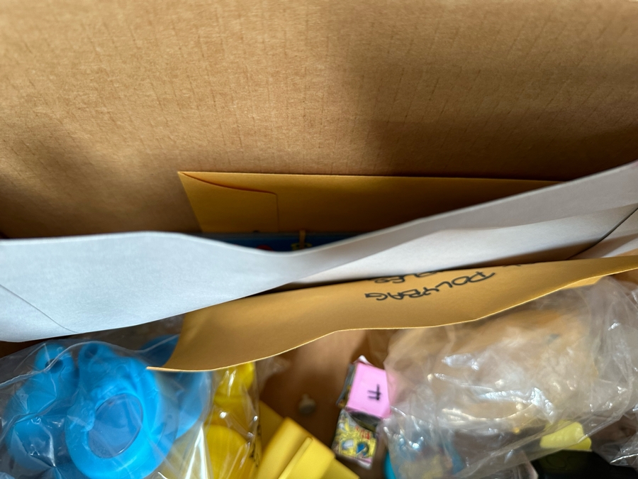 Scholastic's The Magic School Bus Carl's Jr. / Hardee's Happy / Kid's Meal Toys Project Box With Prototype Toy Samples Cool Kids Designed By The CDM Company 2002 [Photo 16]