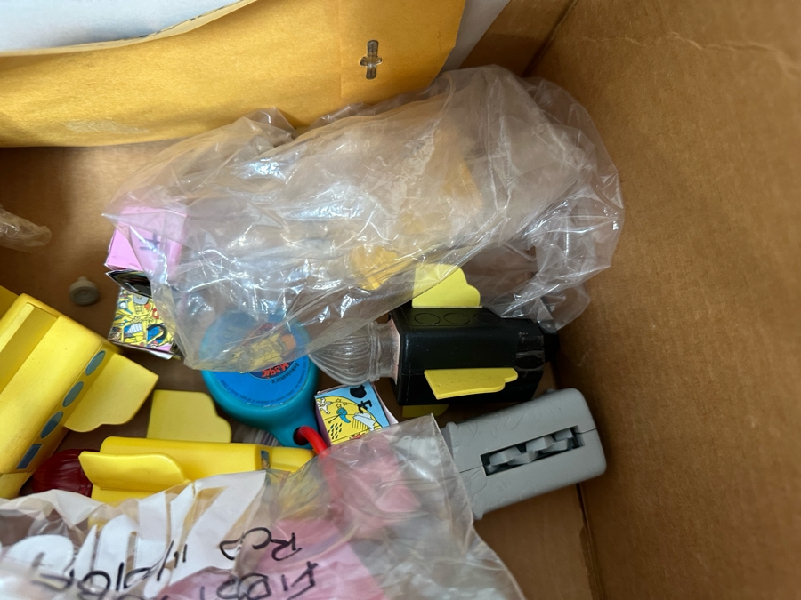 Scholastic's The Magic School Bus Carl's Jr. / Hardee's Happy / Kid's Meal Toys Project Box With Prototype Toy Samples Cool Kids Designed By The CDM Company 2002 [Photo 15]