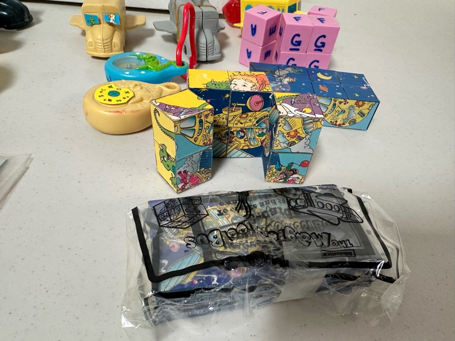 Scholastic's The Magic School Bus Carl's Jr. / Hardee's Happy / Kid's Meal Toys Project Box With Prototype Toy Samples Cool Kids Designed By The CDM Company 2002 [Photo 12]