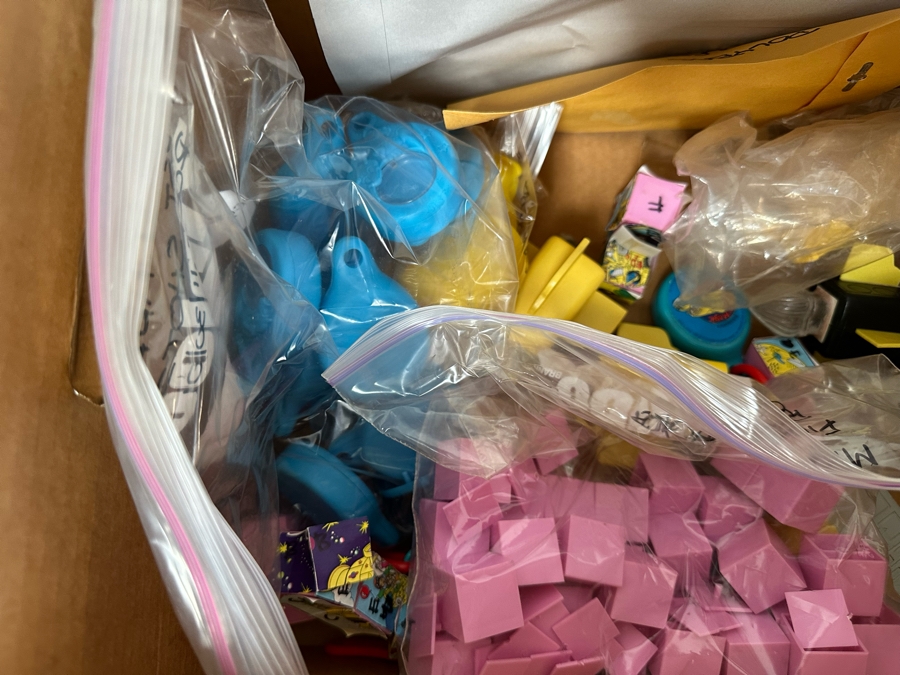 Scholastic's The Magic School Bus Carl's Jr. / Hardee's Happy / Kid's Meal Toys Project Box With Prototype Toy Samples Cool Kids Designed By The CDM Company 2002 [Photo 7]