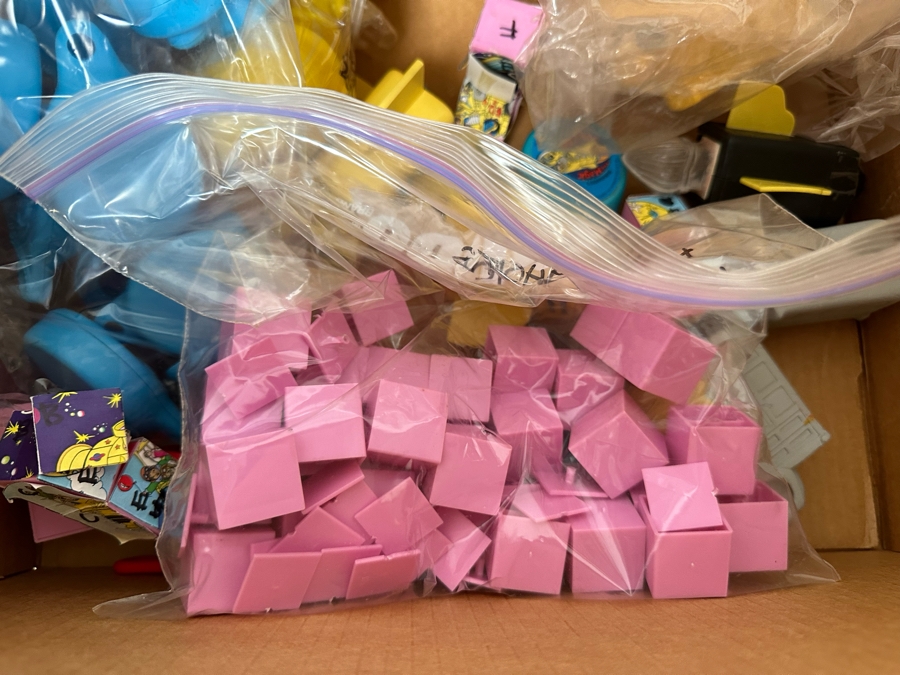 Scholastic's The Magic School Bus Carl's Jr. / Hardee's Happy / Kid's Meal Toys Project Box With Prototype Toy Samples Cool Kids Designed By The CDM Company 2002 [Photo 14]