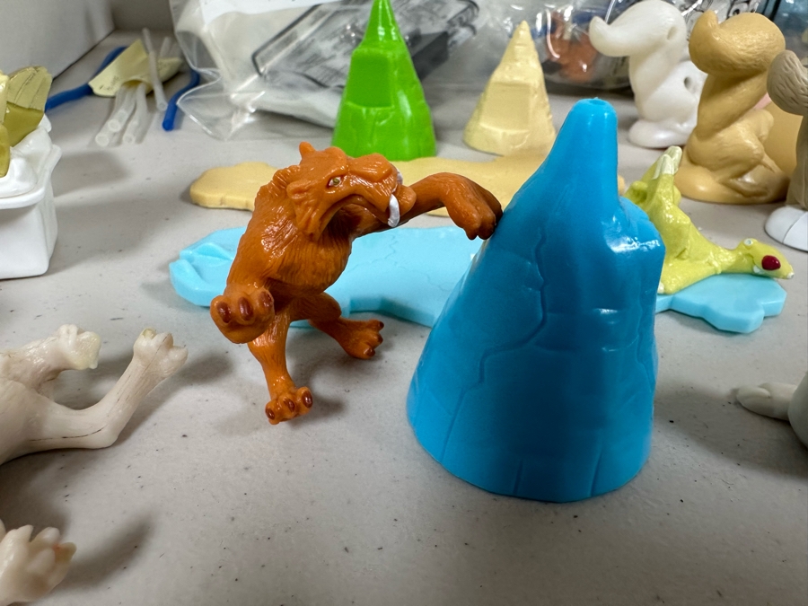 Ice Age Movie Carl's Jr. / Hardee's Happy / Kid's Meal Toys Project Box With Prototype Toy Samples Cool Kids Designed By The CDM Company 2003 [Photo 5]