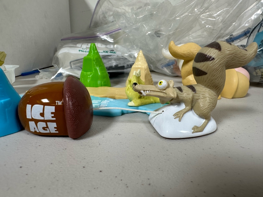 Ice Age Movie Carl's Jr. / Hardee's Happy / Kid's Meal Toys Project Box With Prototype Toy Samples Cool Kids Designed By The CDM Company 2003 [Photo 30]