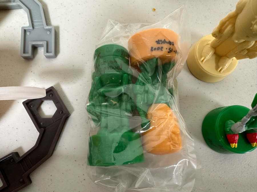 Cubix: Robots for Everyone Animated TV Series Carl's Jr. / Hardee's Happy / Kid's Meal Toys Project Box With Prototype Toy Samples Cool Kids Designed By The CDM Company 2003 [Photo 10]