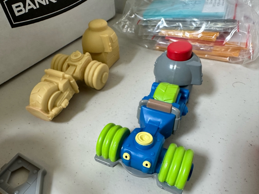 Cubix: Robots for Everyone Animated TV Series Carl's Jr. / Hardee's Happy / Kid's Meal Toys Project Box With Prototype Toy Samples Cool Kids Designed By The CDM Company 2003 [Photo 6]