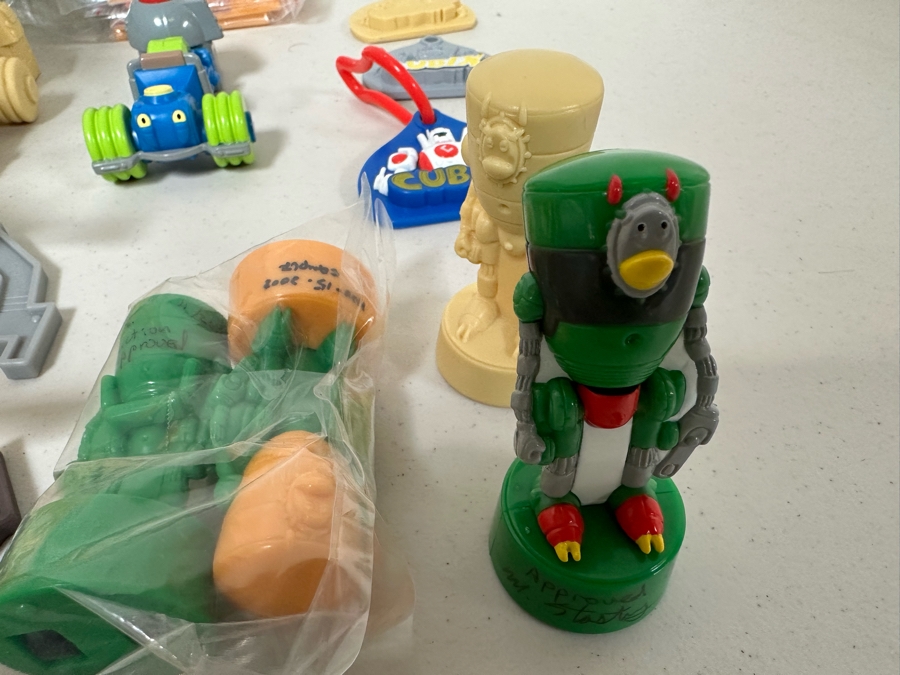 Cubix: Robots for Everyone Animated TV Series Carl's Jr. / Hardee's Happy / Kid's Meal Toys Project Box With Prototype Toy Samples Cool Kids Designed By The CDM Company 2003 [Photo 11]