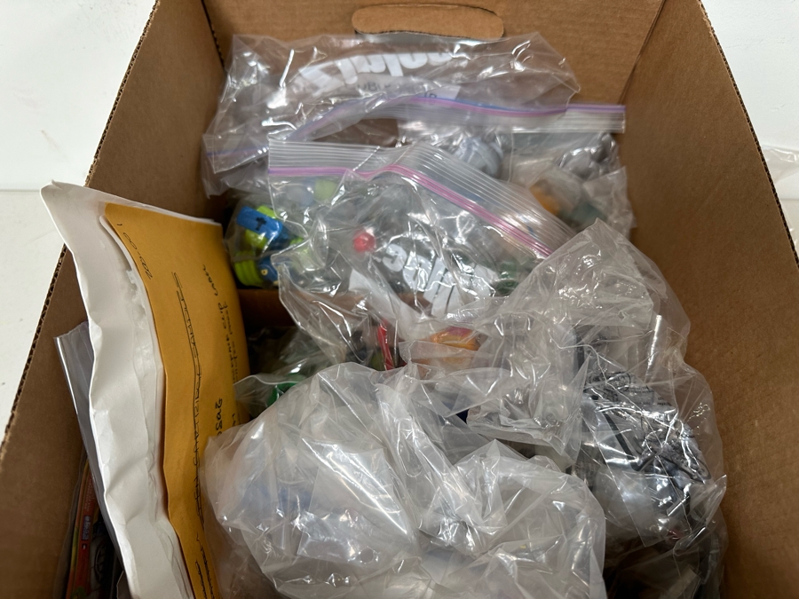 Cubix: Robots for Everyone Animated TV Series Carl's Jr. / Hardee's Happy / Kid's Meal Toys Project Box With Prototype Toy Samples Cool Kids Designed By The CDM Company 2003 [Photo 7]