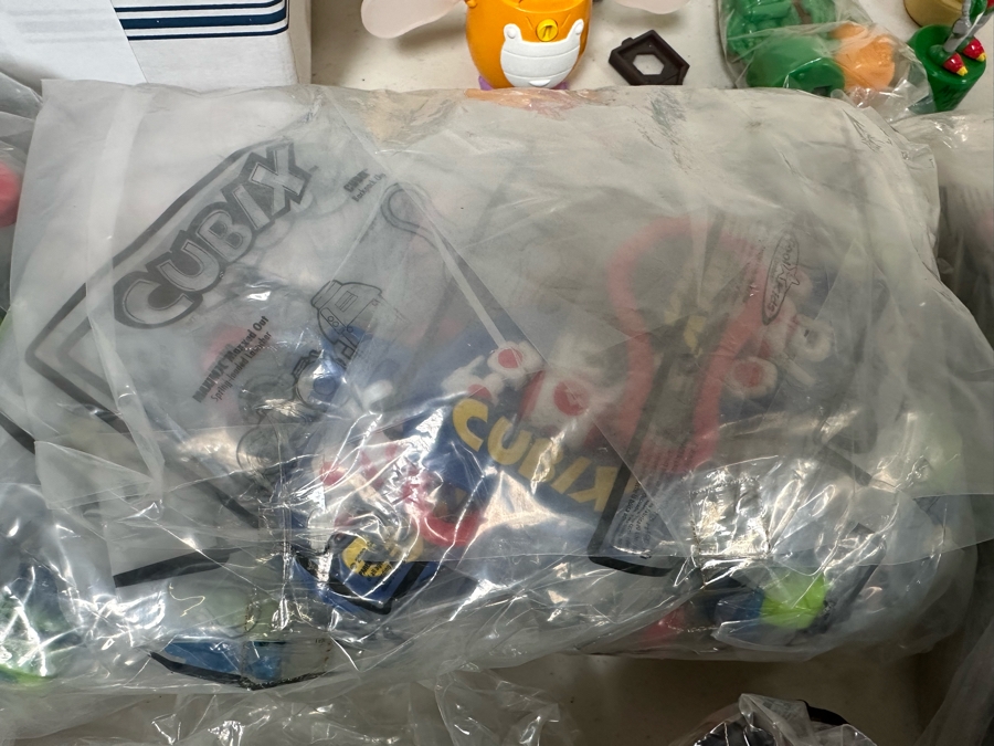 Cubix: Robots for Everyone Animated TV Series Carl's Jr. / Hardee's Happy / Kid's Meal Toys Project Box With Prototype Toy Samples Cool Kids Designed By The CDM Company 2003 [Photo 14]