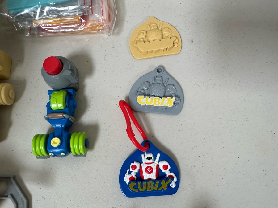 Cubix: Robots for Everyone Animated TV Series Carl's Jr. / Hardee's Happy / Kid's Meal Toys Project Box With Prototype Toy Samples Cool Kids Designed By The CDM Company 2003 [Photo 5]