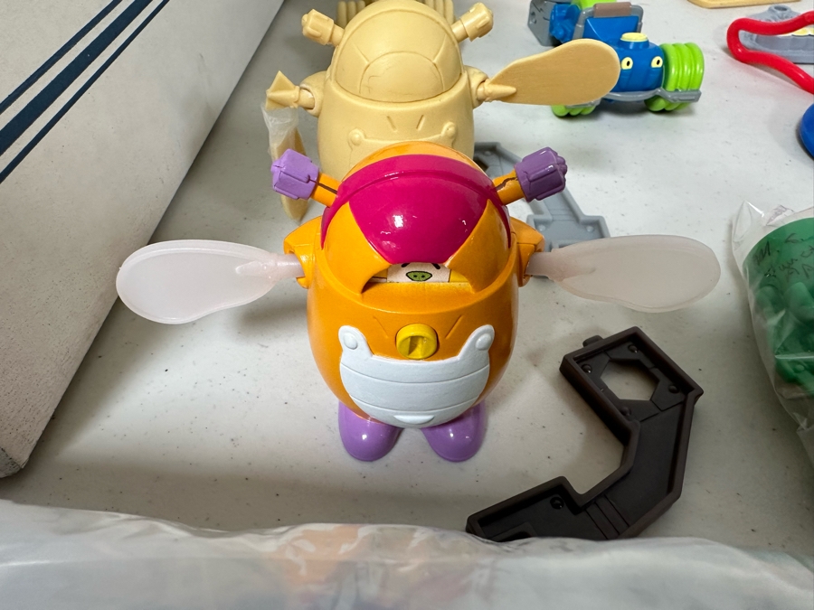 Cubix: Robots for Everyone Animated TV Series Carl's Jr. / Hardee's Happy / Kid's Meal Toys Project Box With Prototype Toy Samples Cool Kids Designed By The CDM Company 2003 [Photo 9]