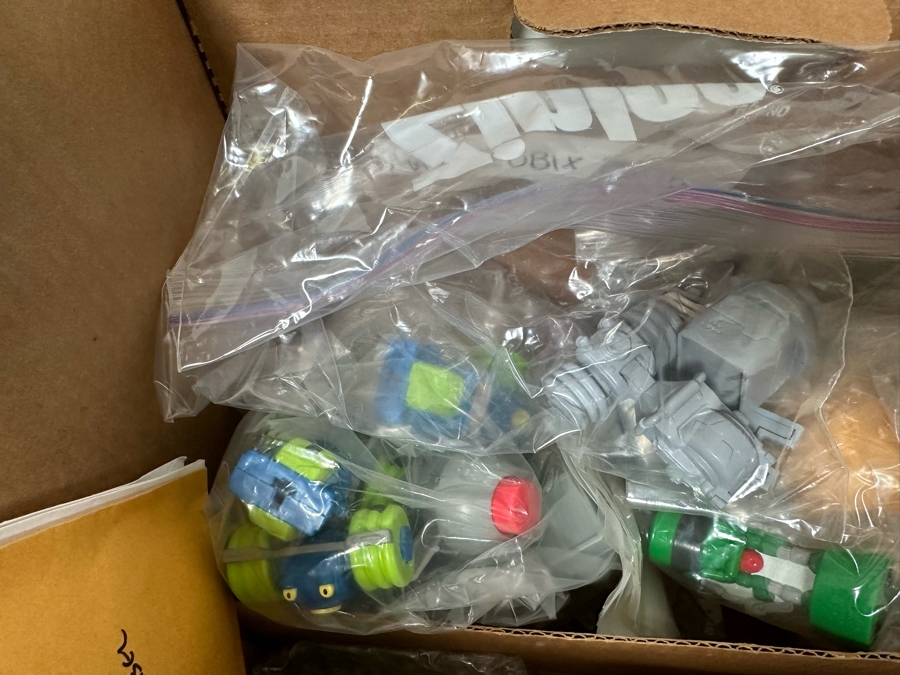 Cubix: Robots for Everyone Animated TV Series Carl's Jr. / Hardee's Happy / Kid's Meal Toys Project Box With Prototype Toy Samples Cool Kids Designed By The CDM Company 2003 [Photo 20]