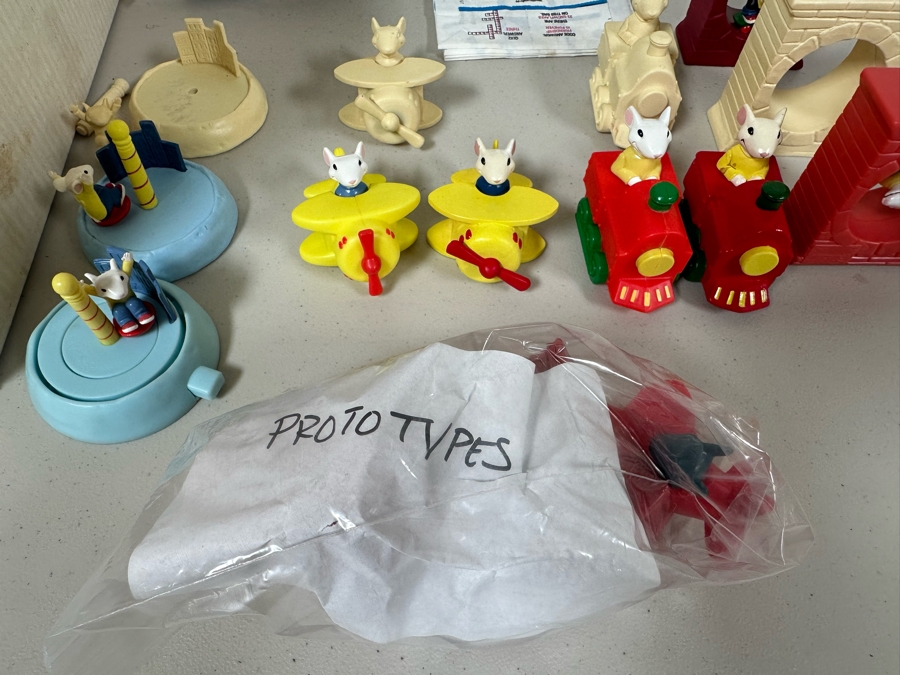 Stuart Little Animated TV Series Carl's Jr. / Hardee's Happy / Kid's Meal Toys Project Box With Prototype Toy Samples Cool Kids Designed By The CDM Company 2003 [Photo 2]