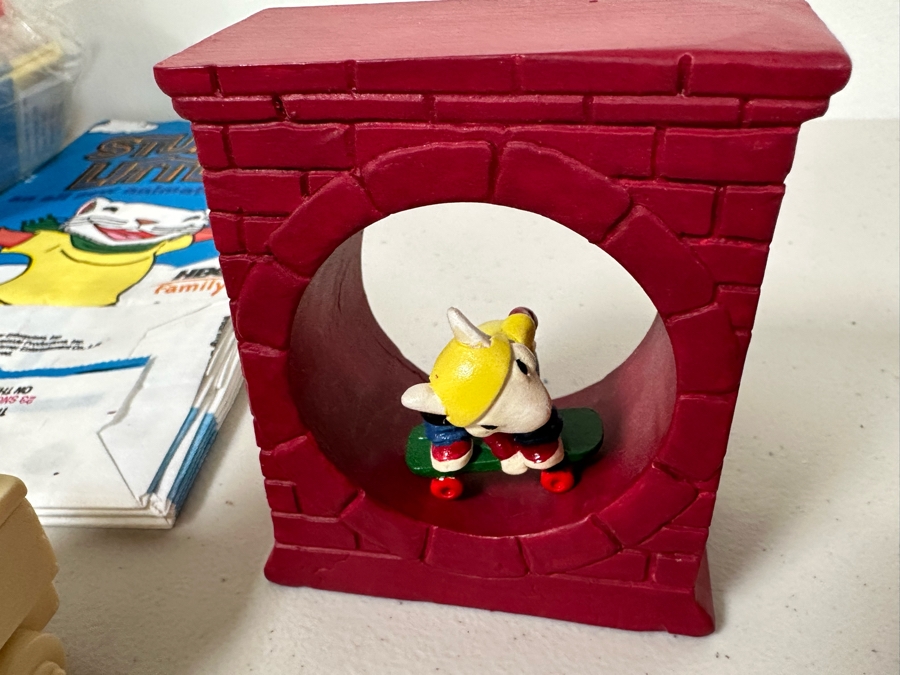 Stuart Little Animated TV Series Carl's Jr. / Hardee's Happy / Kid's Meal Toys Project Box With Prototype Toy Samples Cool Kids Designed By The CDM Company 2003 [Photo 10]