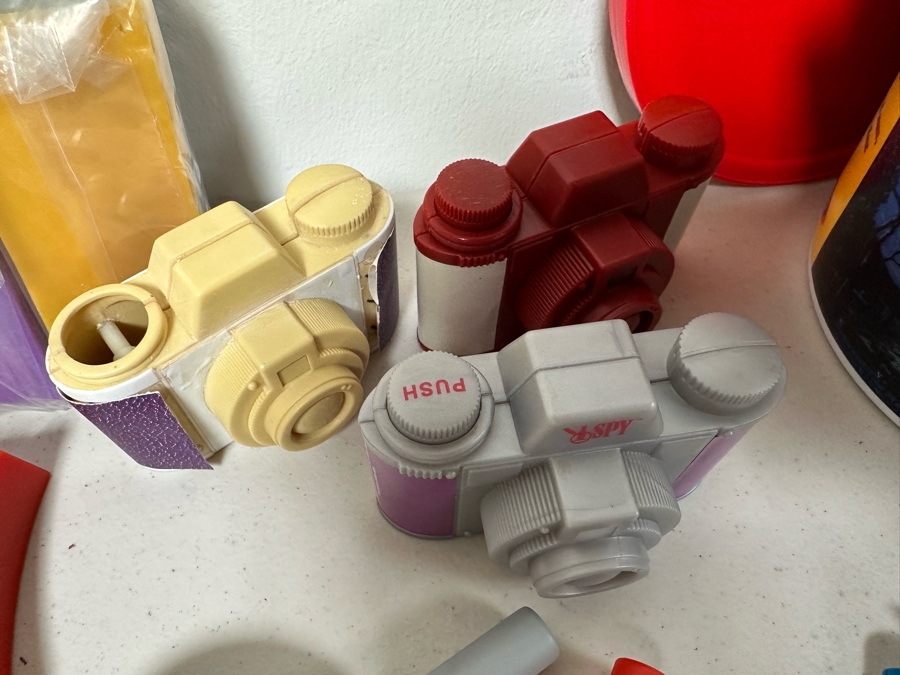 I Spy Carl's Jr. / Hardee's Happy / Kid's Meal Toys Project Box With Prototype Toy Samples Cool Kids Designed By The CDM Company 2004 [Photo 7]