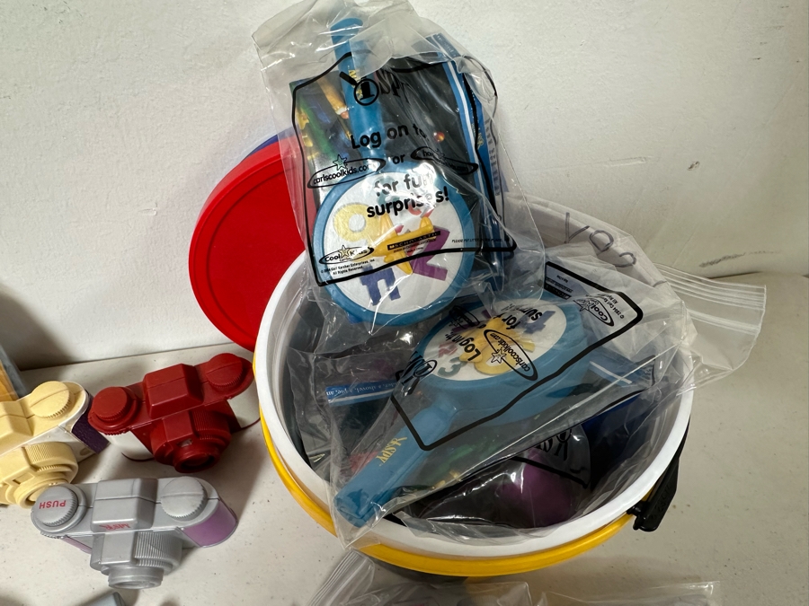 I Spy Carl's Jr. / Hardee's Happy / Kid's Meal Toys Project Box With Prototype Toy Samples Cool Kids Designed By The CDM Company 2004 [Photo 8]