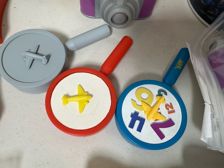 I Spy Carl's Jr. / Hardee's Happy / Kid's Meal Toys Project Box With Prototype Toy Samples Cool Kids Designed By The CDM Company 2004 [Photo 3]