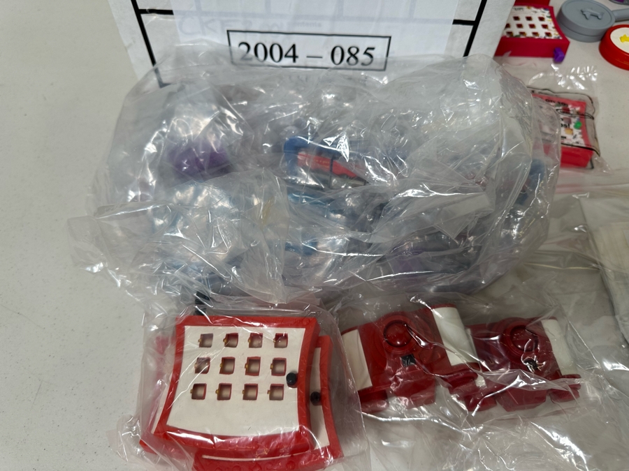 I Spy Carl's Jr. / Hardee's Happy / Kid's Meal Toys Project Box With Prototype Toy Samples Cool Kids Designed By The CDM Company 2004 [Photo 11]