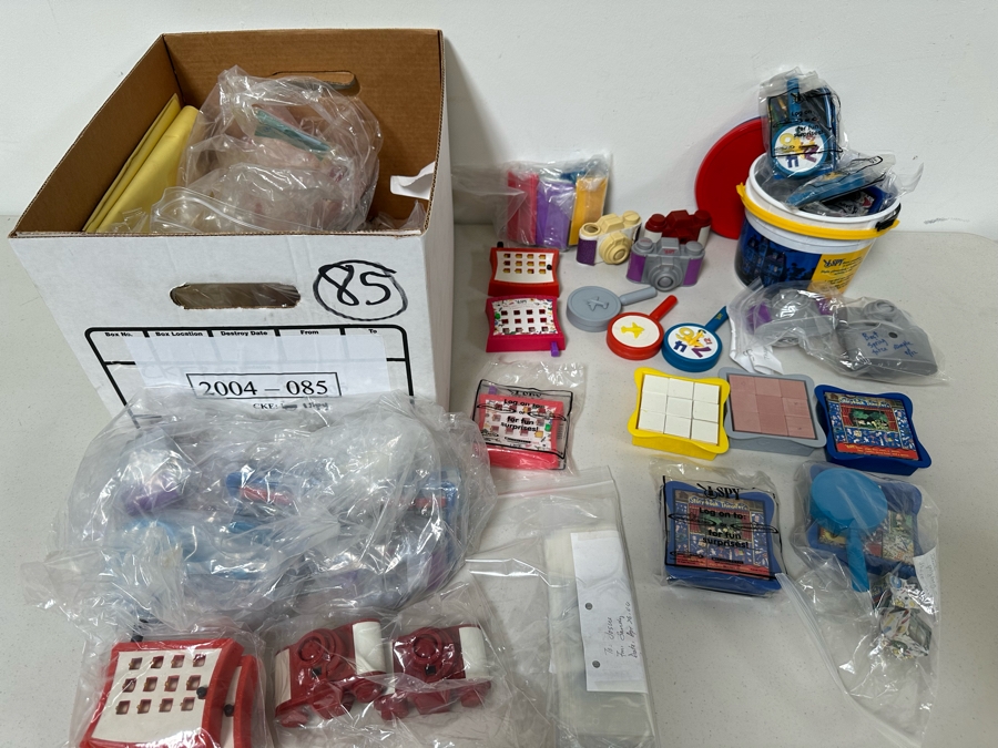 I Spy Carl's Jr. / Hardee's Happy / Kid's Meal Toys Project Box With Prototype Toy Samples Cool Kids Designed By The CDM Company 2004 [Photo 16]