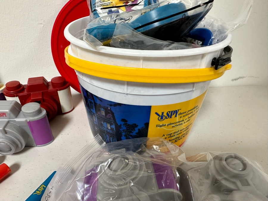 I Spy Carl's Jr. / Hardee's Happy / Kid's Meal Toys Project Box With Prototype Toy Samples Cool Kids Designed By The CDM Company 2004 [Photo 9]