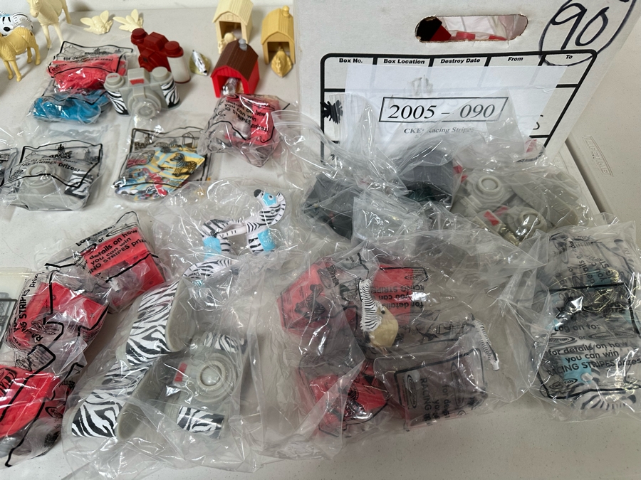 Racing Stripes Movie Carl's Jr. / Hardee's Happy / Kid's Meal Toys Project Box With Prototype Toy Samples Cool Kids Designed By The CDM Company 2005 [Photo 16]