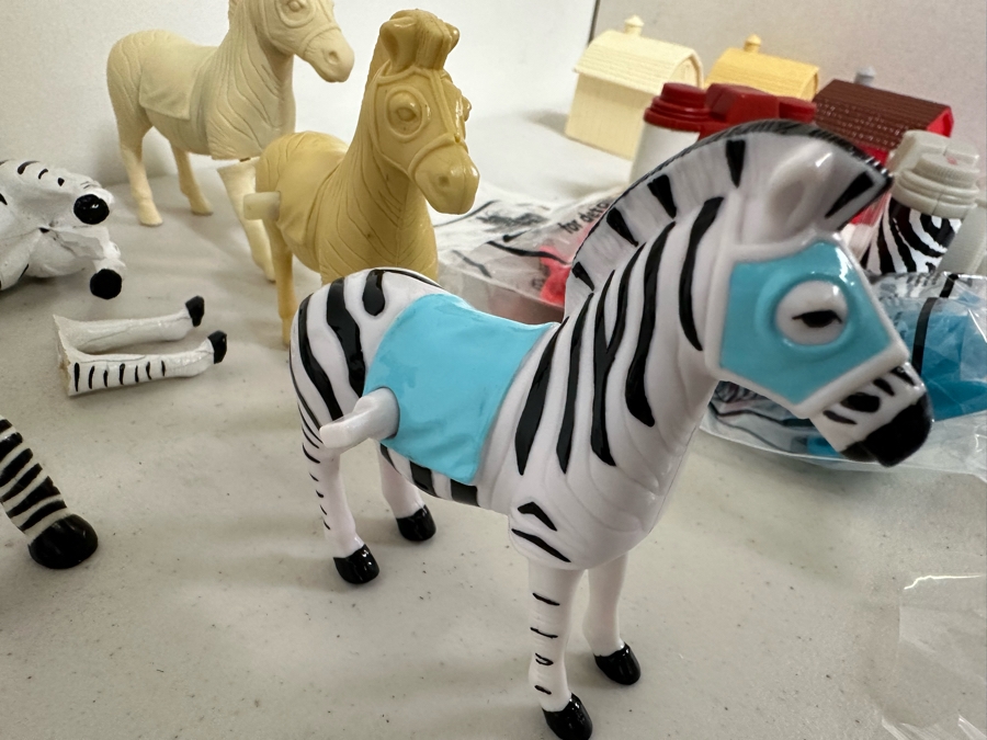 Racing Stripes Movie Carl's Jr. / Hardee's Happy / Kid's Meal Toys Project Box With Prototype Toy Samples Cool Kids Designed By The CDM Company 2005 [Photo 6]