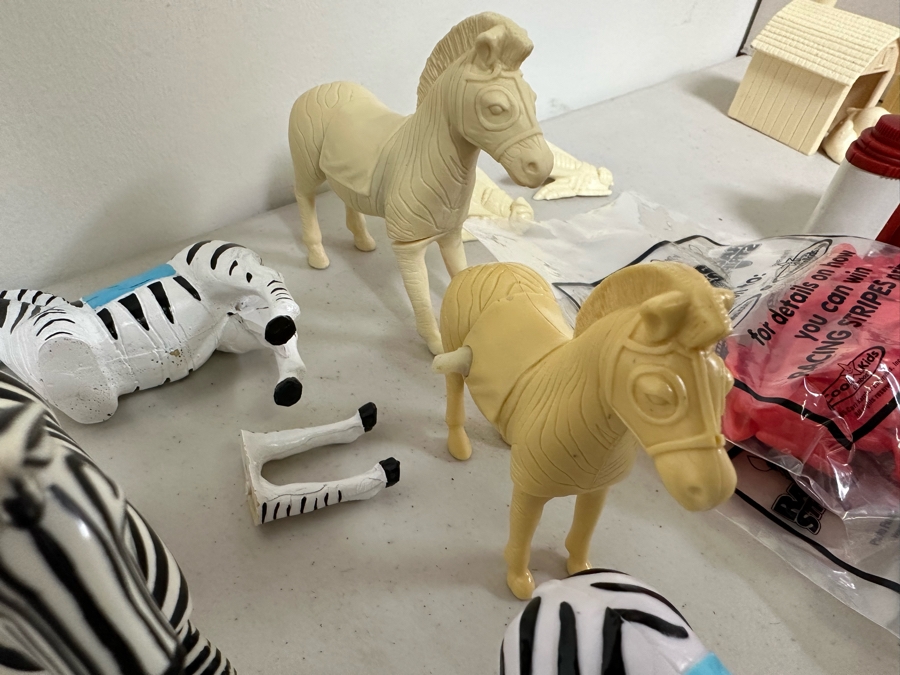 Racing Stripes Movie Carl's Jr. / Hardee's Happy / Kid's Meal Toys Project Box With Prototype Toy Samples Cool Kids Designed By The CDM Company 2005 [Photo 8]